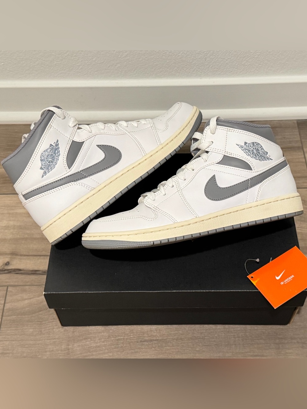 Nike Men’s Air Jordan 1 mid Neutral grey